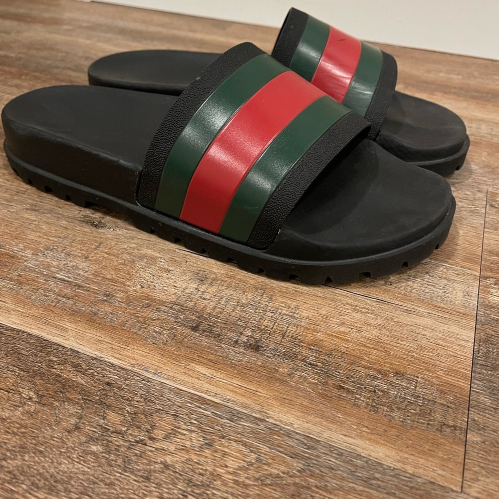 Gucci slides authentic with box barely worn 9.5 M